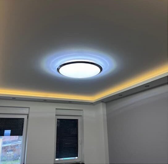 Abgehängte Decke mit indirekter LED-Beleuchtung und Designlampe