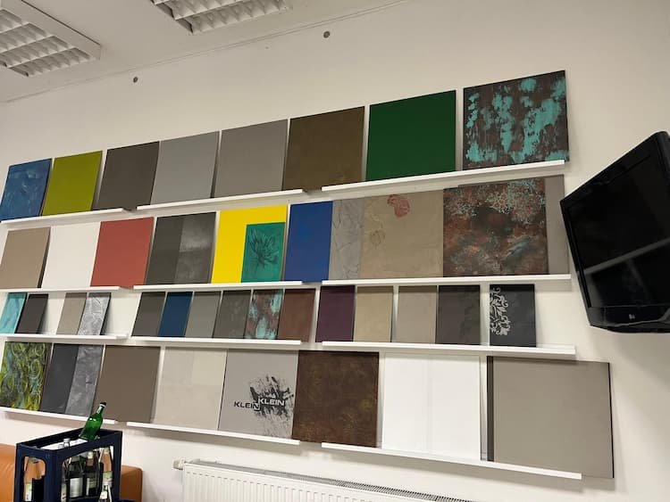 Auswahl hochwertiger Wandgestaltungsmaterialien im Showroom