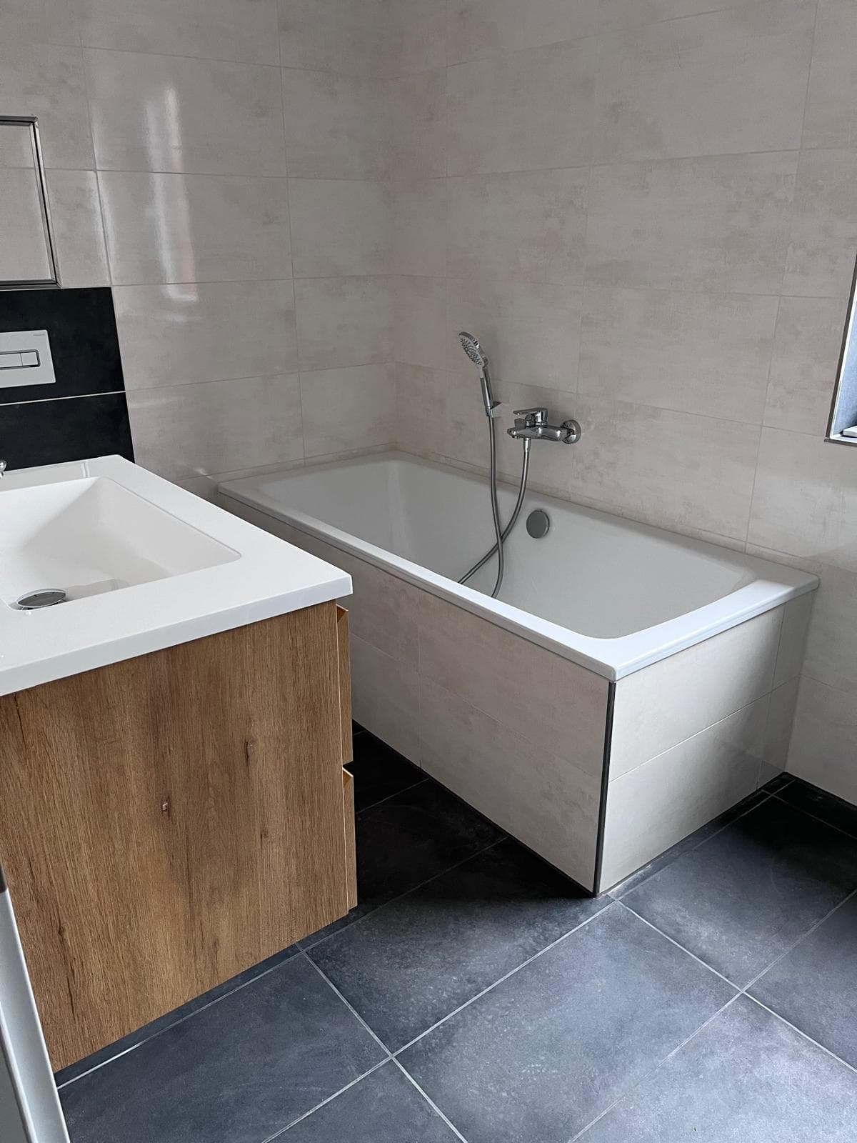 Modernes Badezimmer mit Wanne, Holzoptik und klaren Linien